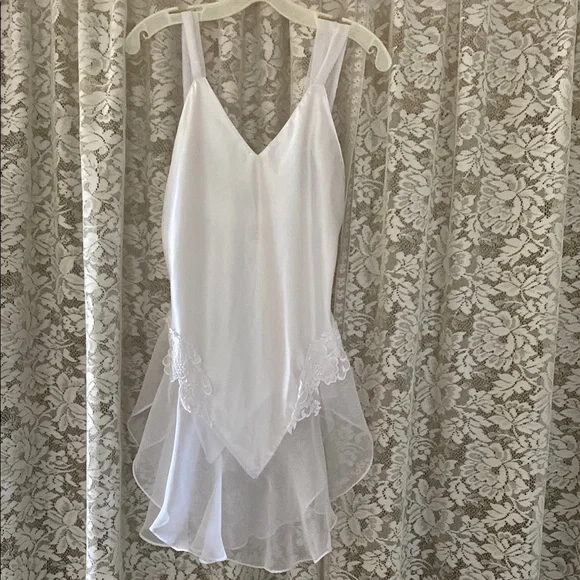 sleepware with satin and chiffon fabric and appliqués. - Picture 1 of 3